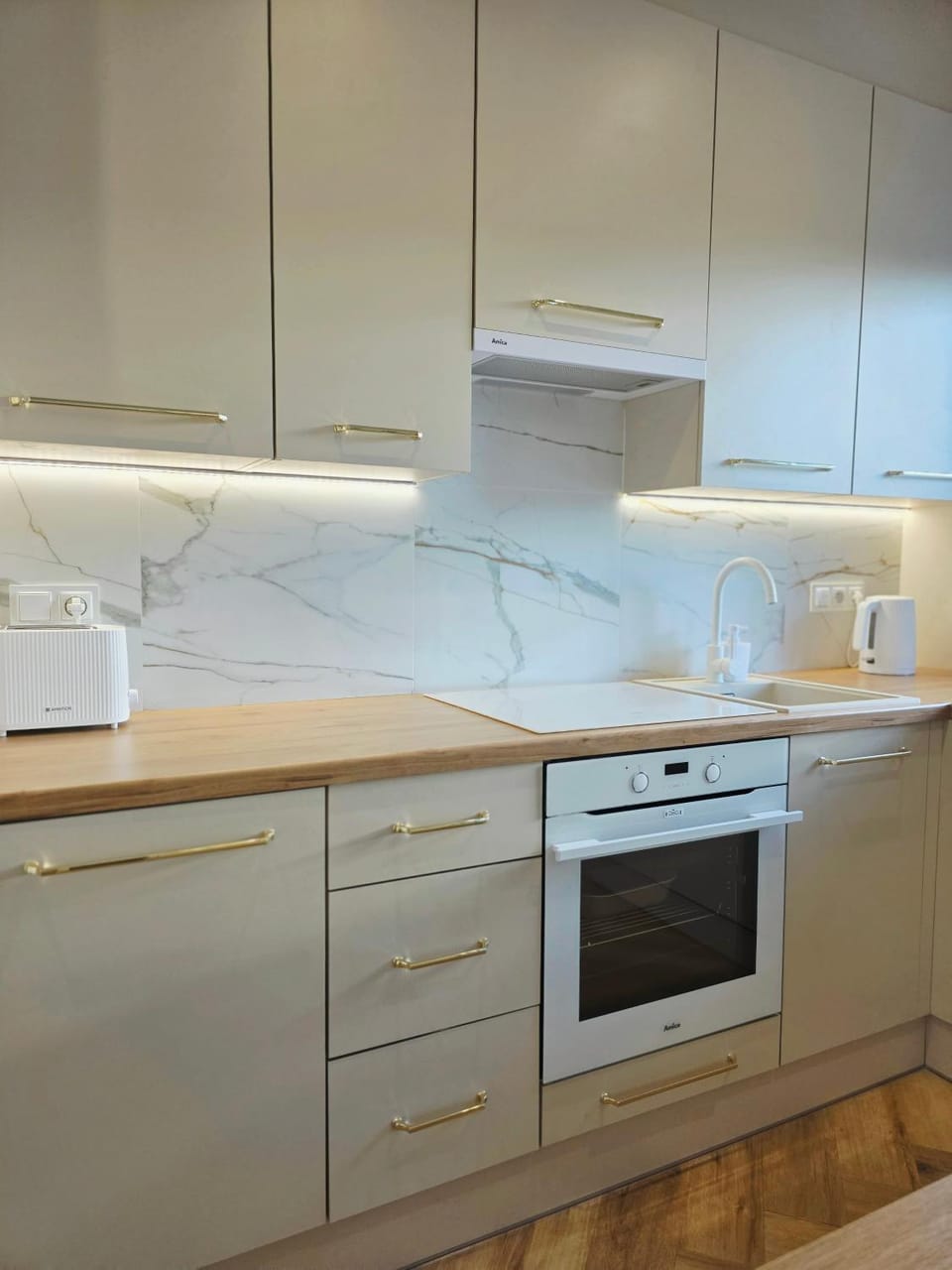 Kitchen or kitchenette, dishwasher, stove