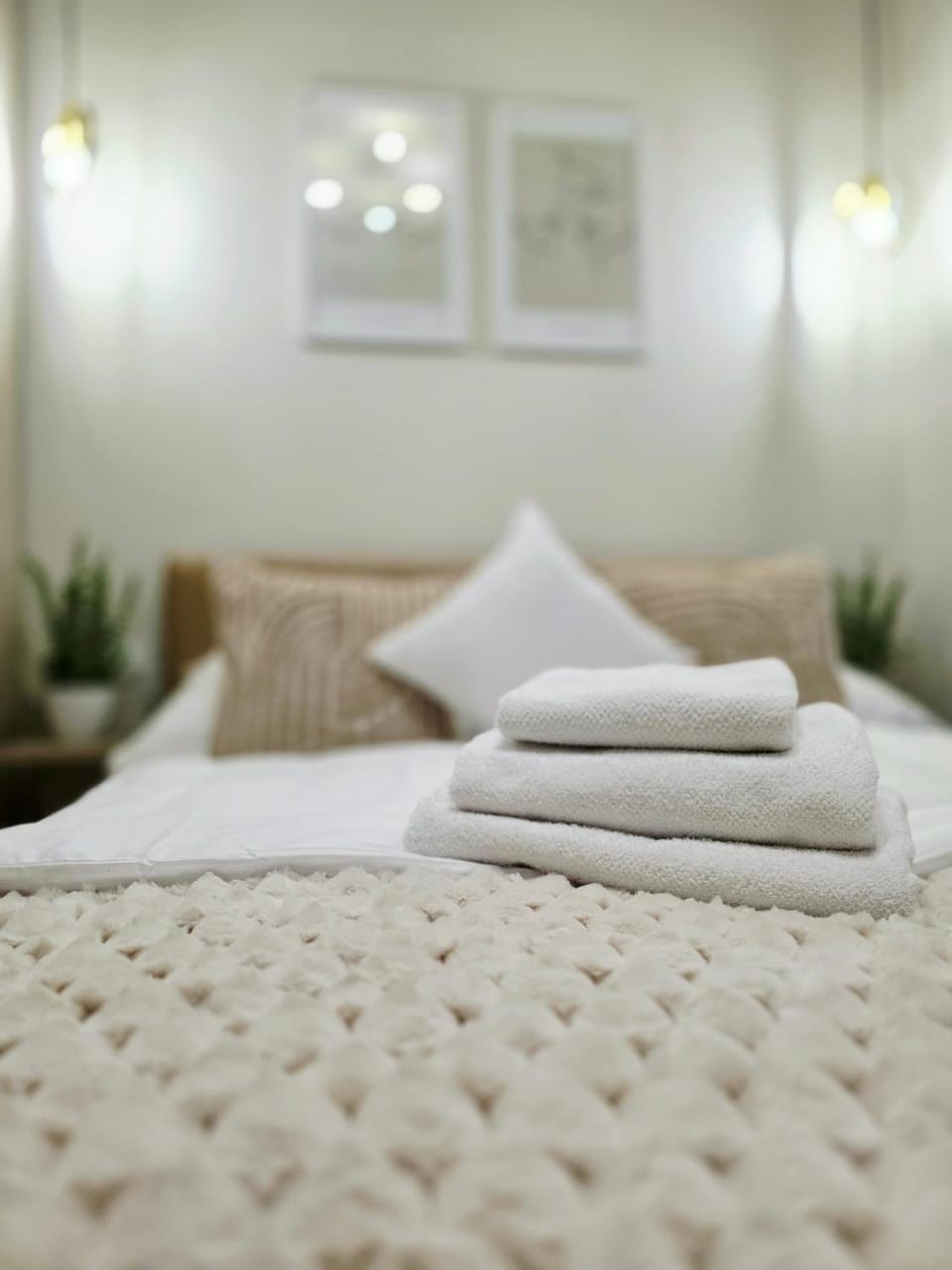 Bed, Bedroom, towels