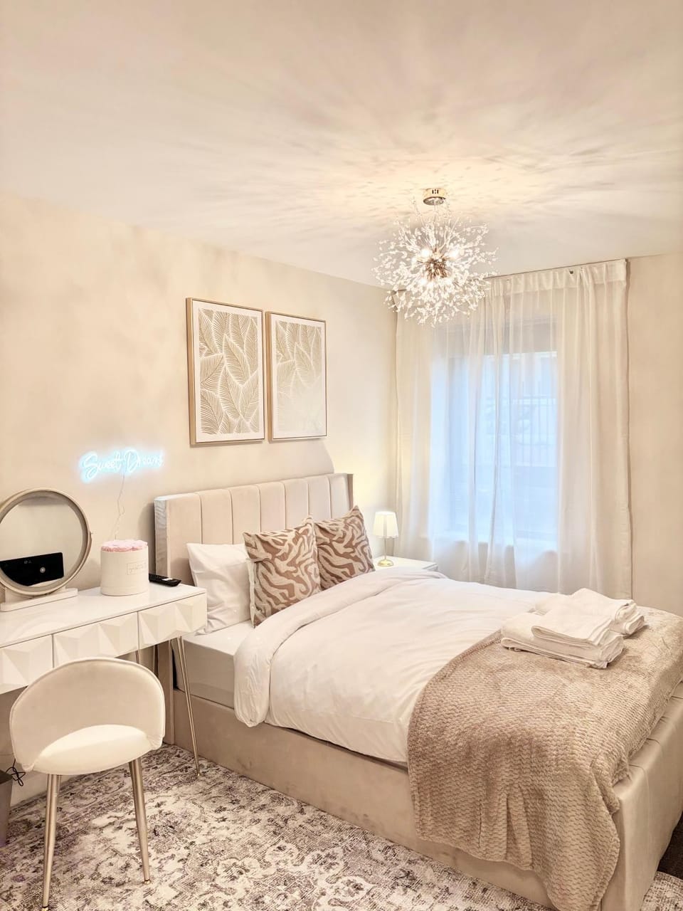 Lux Stays - 2BR Leeds City Centre Apartment - Ground Floor with Free Parking Apartment in Leeds