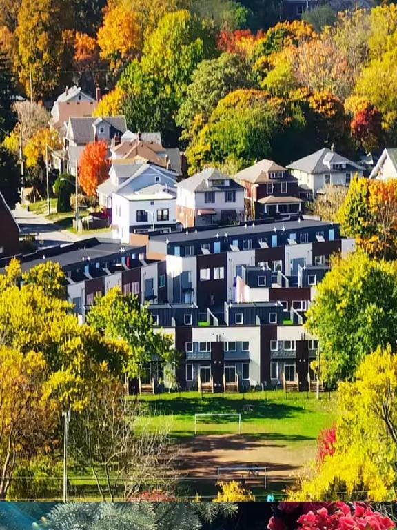 Bentley Commons Fallsview - Luxury 4 Bedroom 4 Bath Townhouse Hotel in Niagara Falls