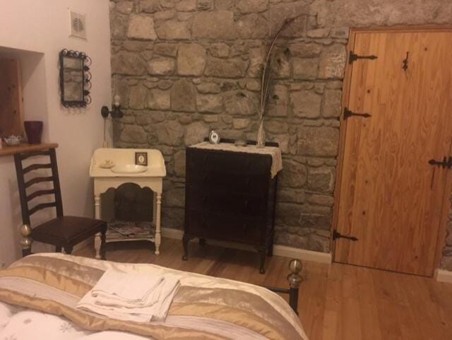 Restored 300yr old thatched cottage Tigh na Rí Rua House in Wicklow, Co. Wicklow, Ireland