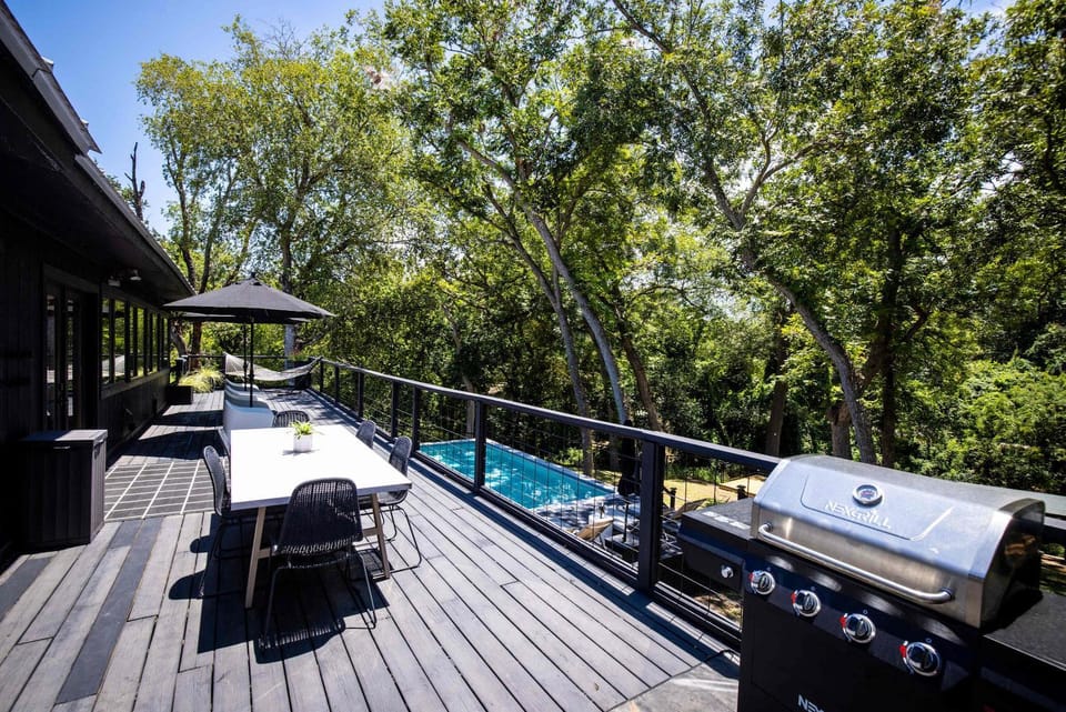 Lake Access Pool Loungers Fire Pit Grill House in McQueeney
