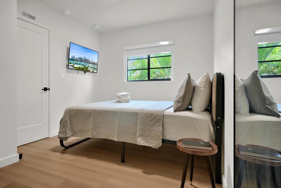 Photo of the whole room, Bedroom