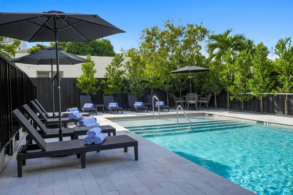 Swimming pool, sunbed