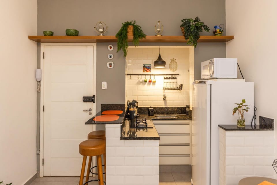 Apartamento Sala e Suíte em Copacabana, reformado, localização central a apenas 200m da praia e 400m do metrô, wi-fi, ar condicionado split Apartment in Rio de Janeiro
