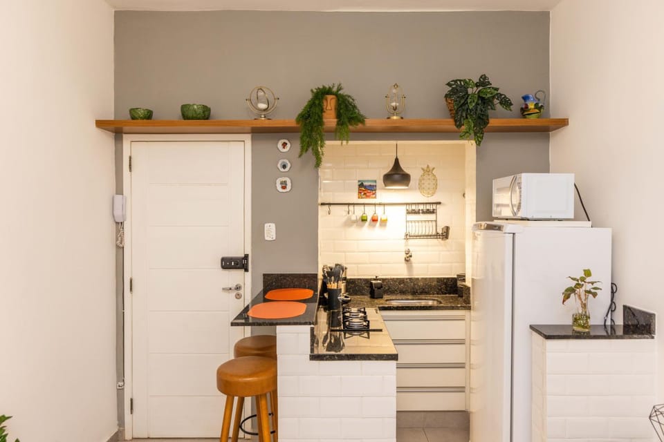 Apartamento Sala e Suíte em Copacabana, reformado, localização central a apenas 200m da praia e 400m do metrô, wi-fi, ar condicionado split Apartment in Rio de Janeiro