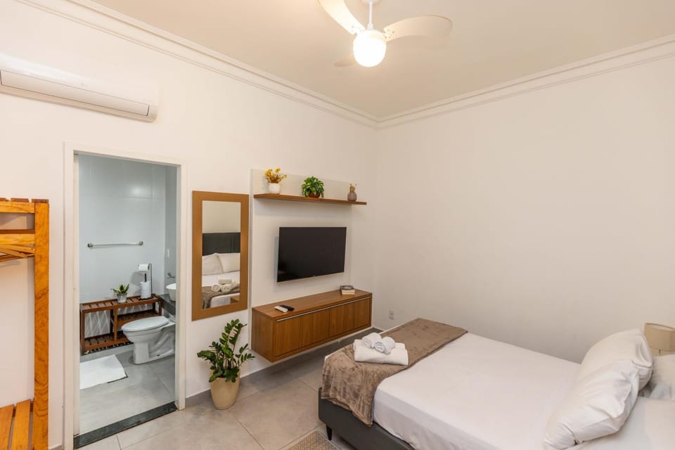 Apartamento Sala e Suíte em Copacabana, reformado, localização central a apenas 200m da praia e 400m do metrô, wi-fi, ar condicionado split Apartment in Rio de Janeiro