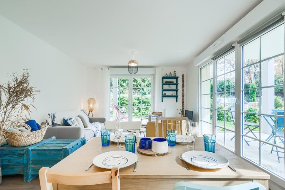Living room, Seating area, Dining area