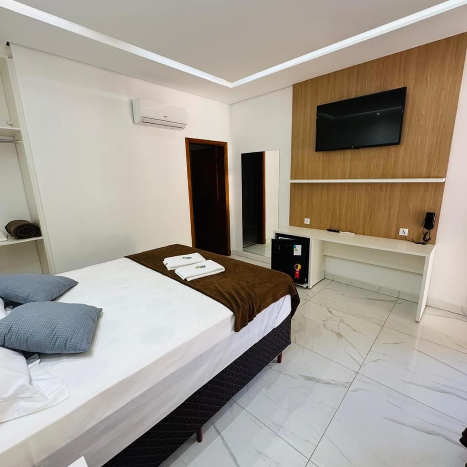 Bed, TV and multimedia, Photo of the whole room, Bedroom, air conditioner