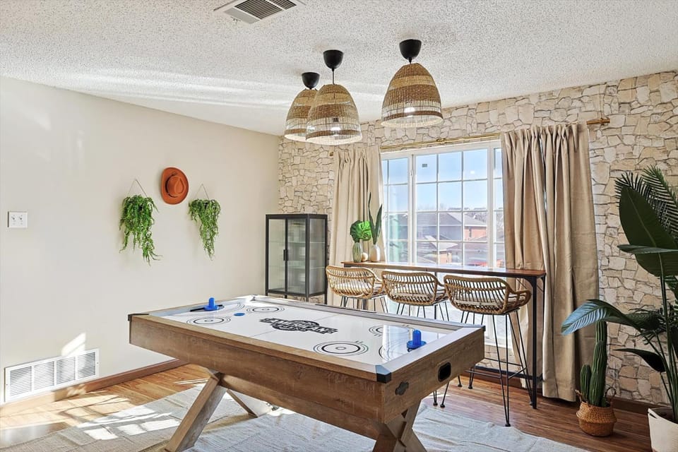 Luxury 5BR Getaway w Pool Hot Tub & Cinema House in DeSoto