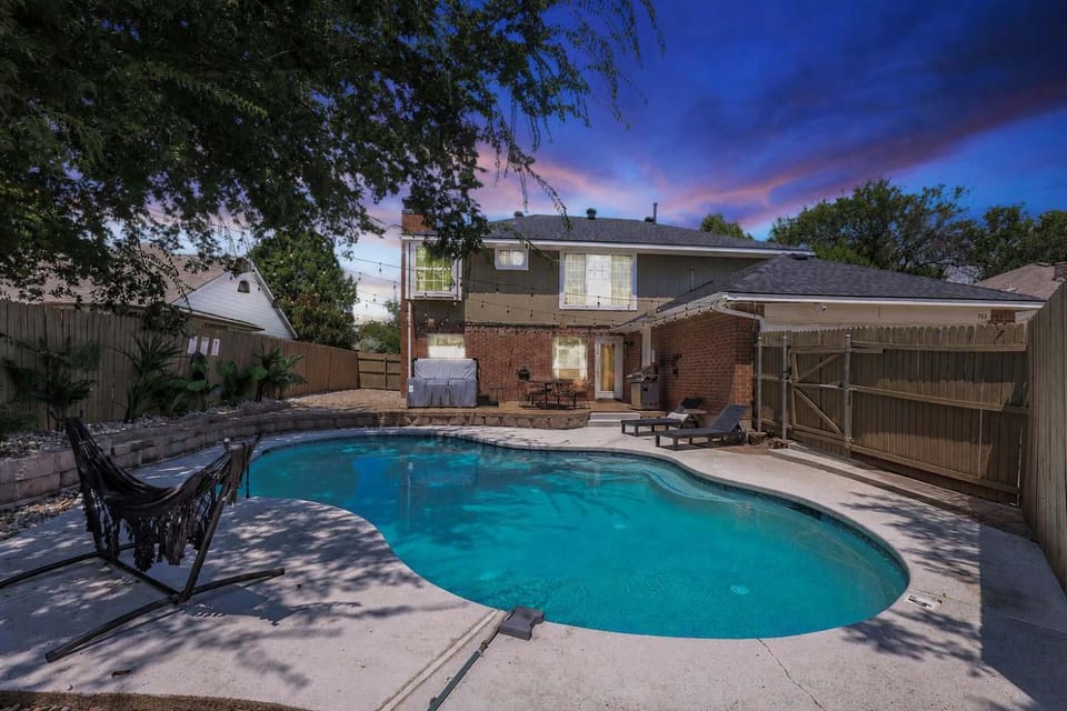 Luxury 5BR Getaway w Pool Hot Tub & Cinema House in DeSoto
