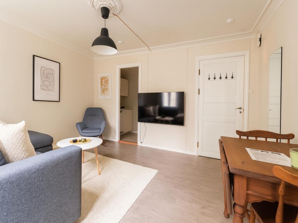 TV and multimedia, Living room, Seating area, Dining area