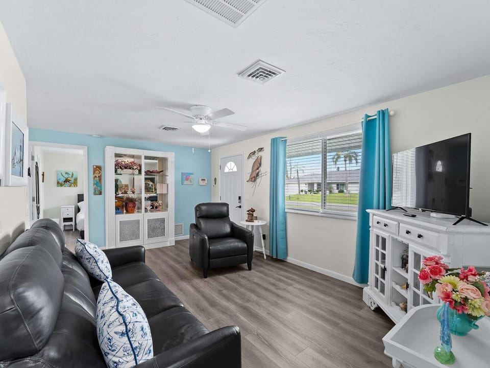 Tranquil & Spacious Heated Pool Hot Tub Parking House in Englewood