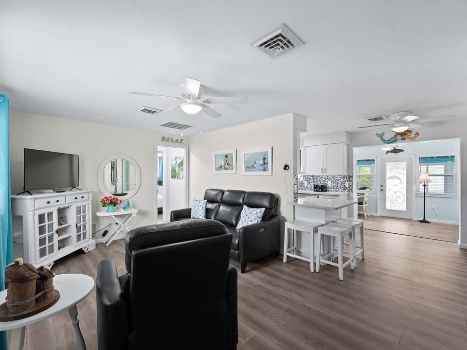Tranquil & Spacious Heated Pool Hot Tub Parking House in Englewood