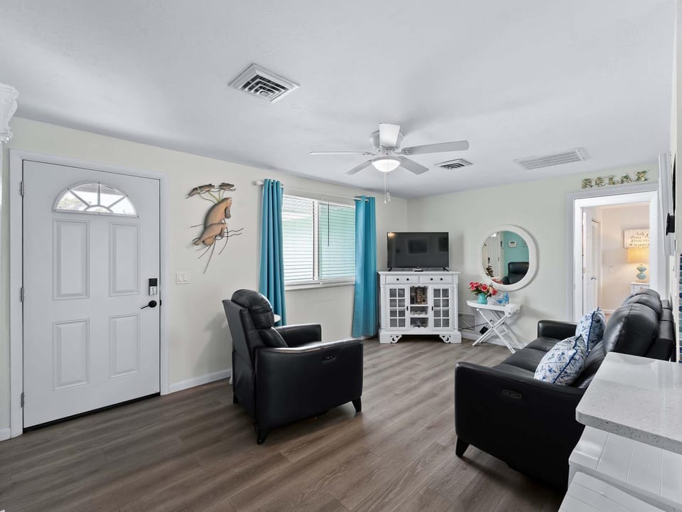 Tranquil & Spacious Heated Pool Hot Tub Parking House in Englewood