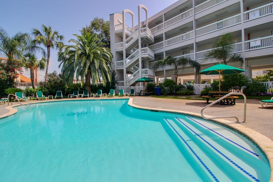 Casa Del Mar - Beachside Pleasure Apartment in Galveston Island