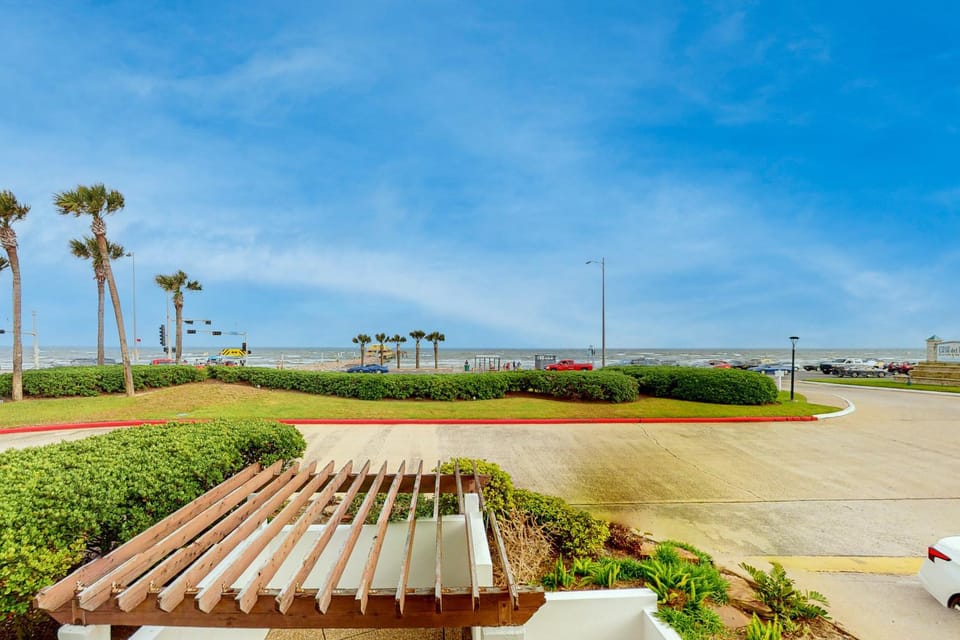 Casa Del Mar - Beachside Pleasure Apartment in Galveston Island