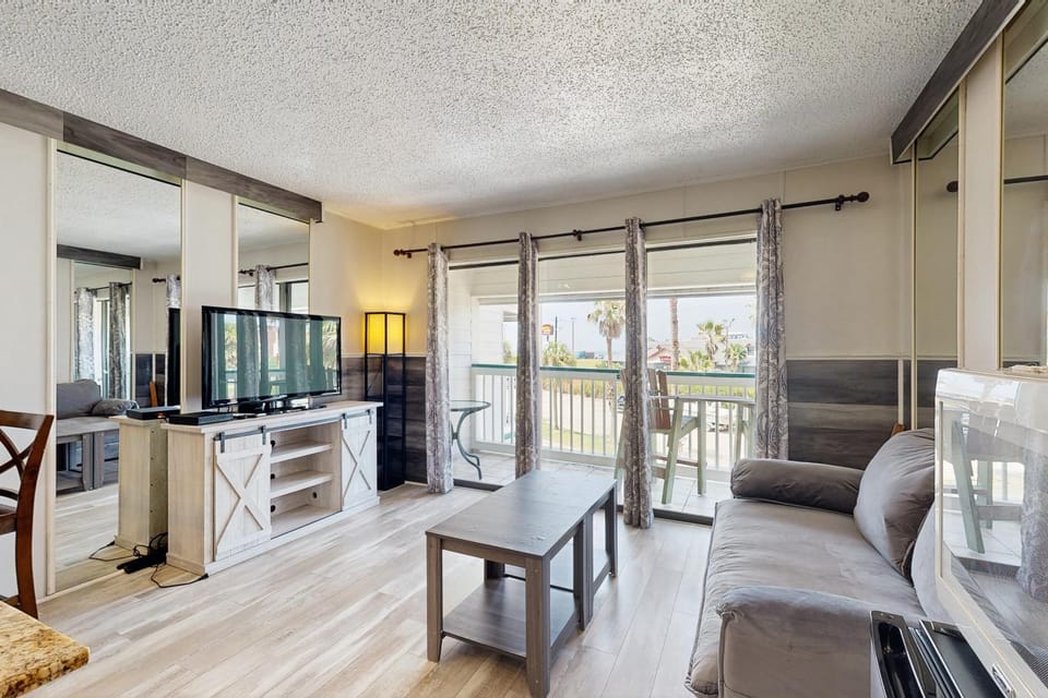 Casa Del Mar - Beachside Pleasure Apartment in Galveston Island