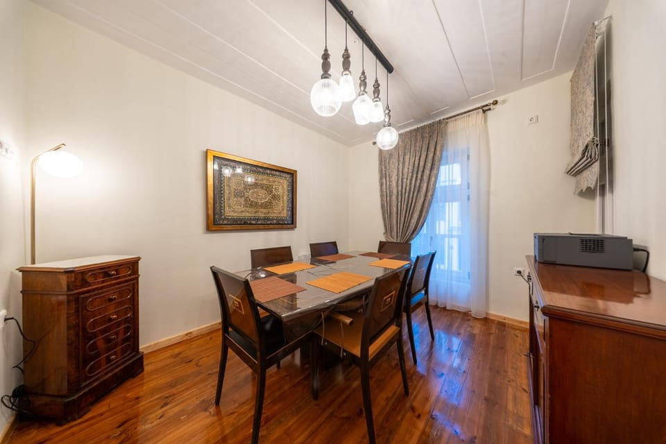 Photo of the whole room, Dining area