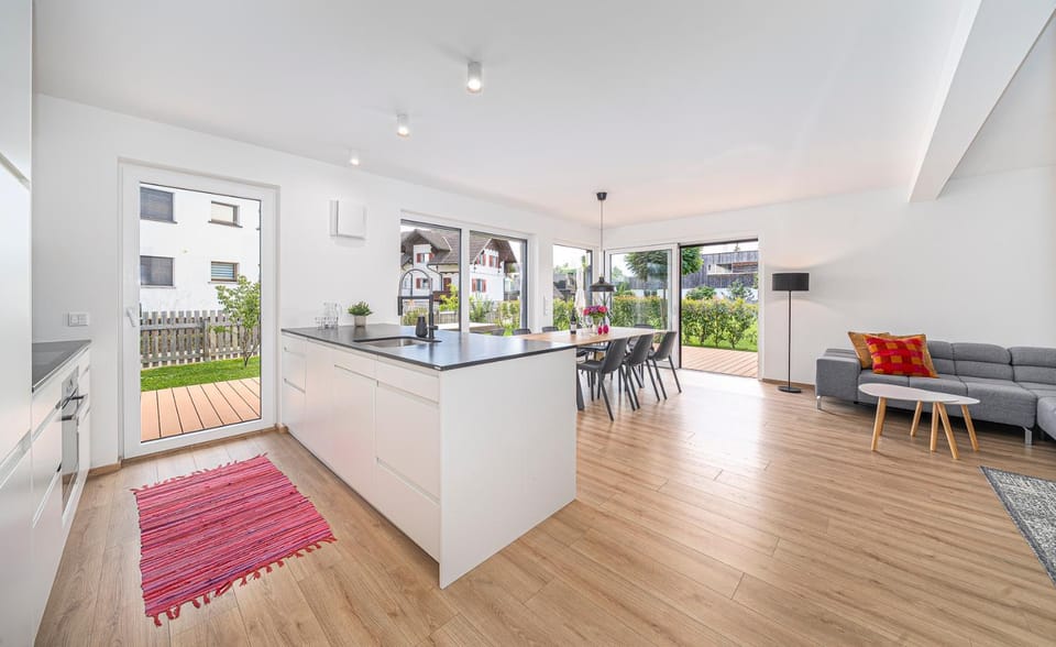 Kitchen or kitchenette, Seating area, Dining area