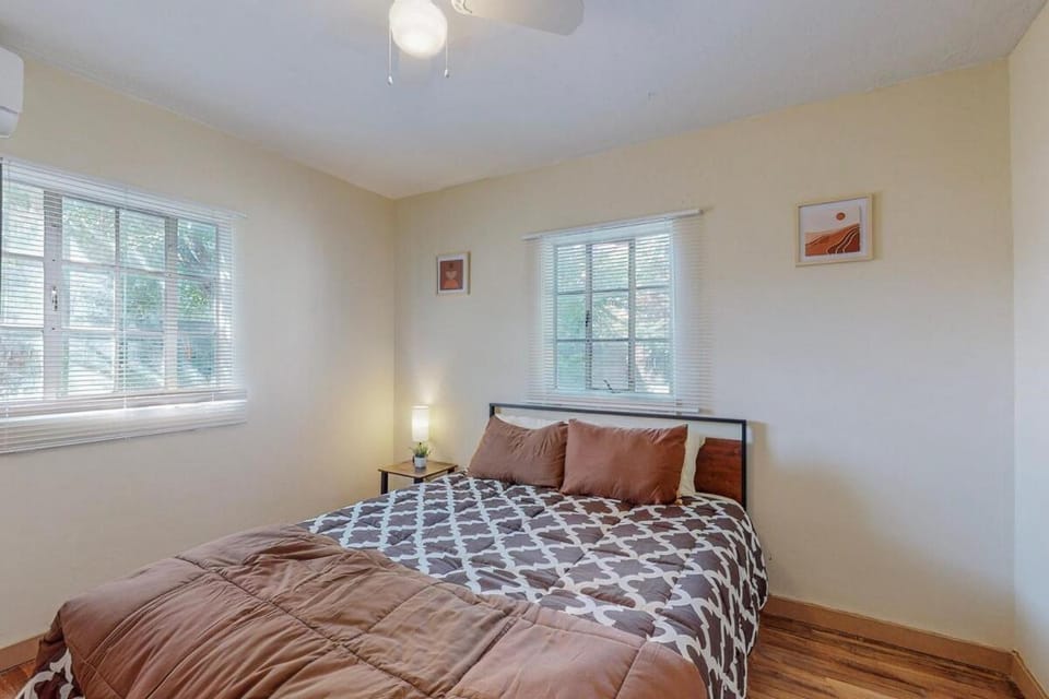 Charming Casita with 3br with Parking & Wifi! House in Albuquerque