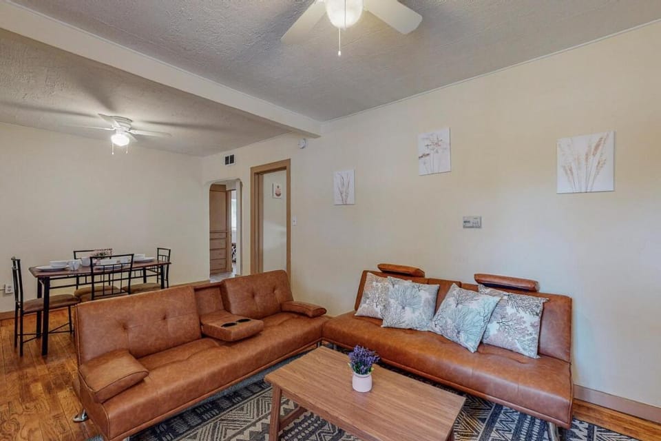 Charming Casita with 3br with Parking & Wifi! House in Albuquerque