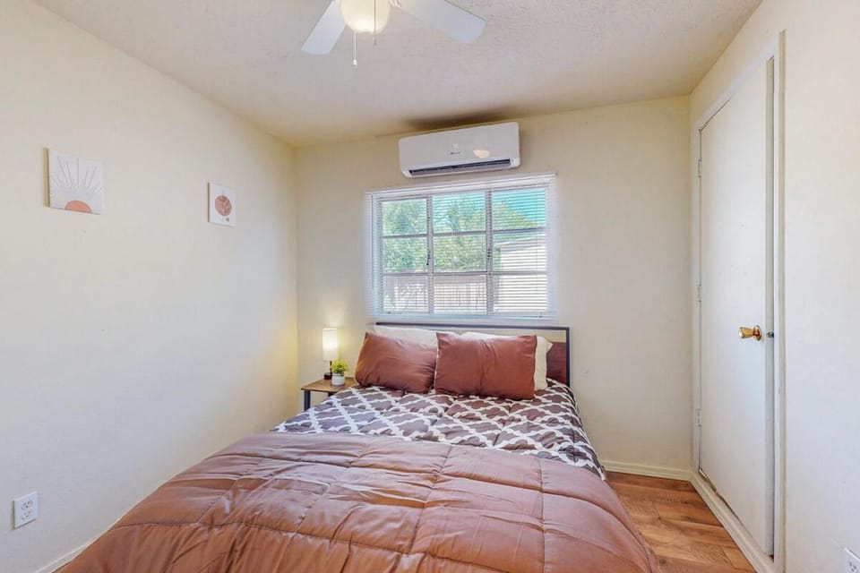 Charming Casita with 3br with Parking & Wifi! House in Albuquerque