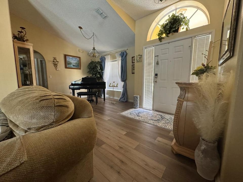 Conveniently Located Cozy Home House in Ocoee