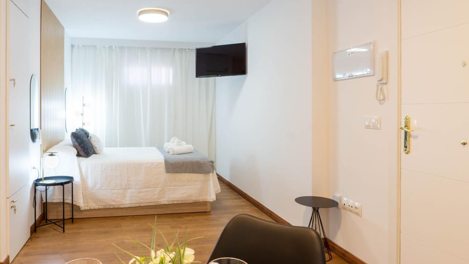 Bed, TV and multimedia, Bedroom