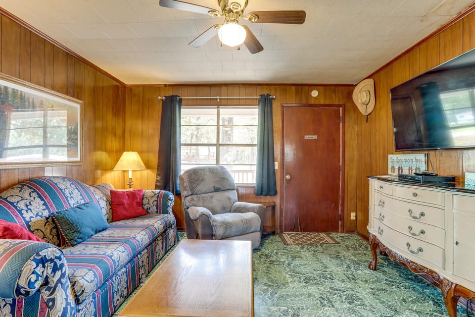 Walk to Greers Ferry Lake! Home w/ Dock Access House in Greers Ferry Lake