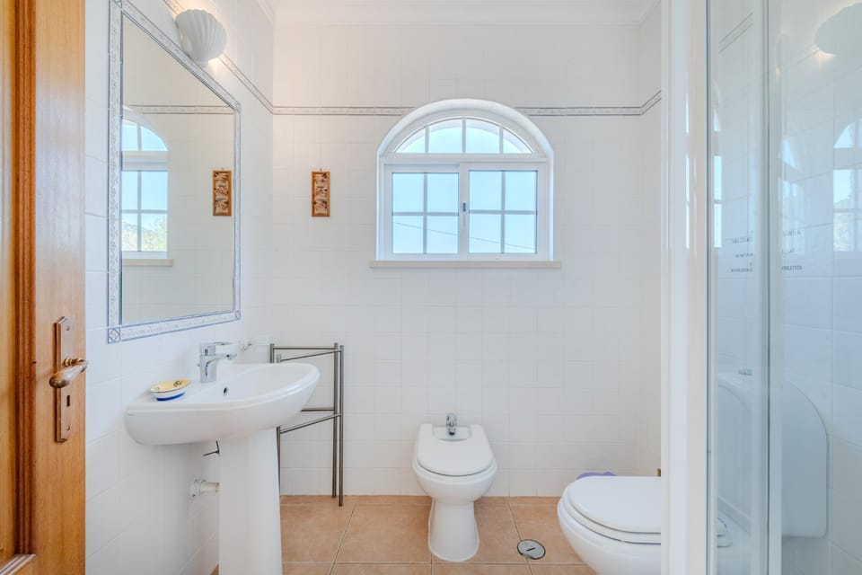Shower, Toilet, Bathroom, bidet, towels