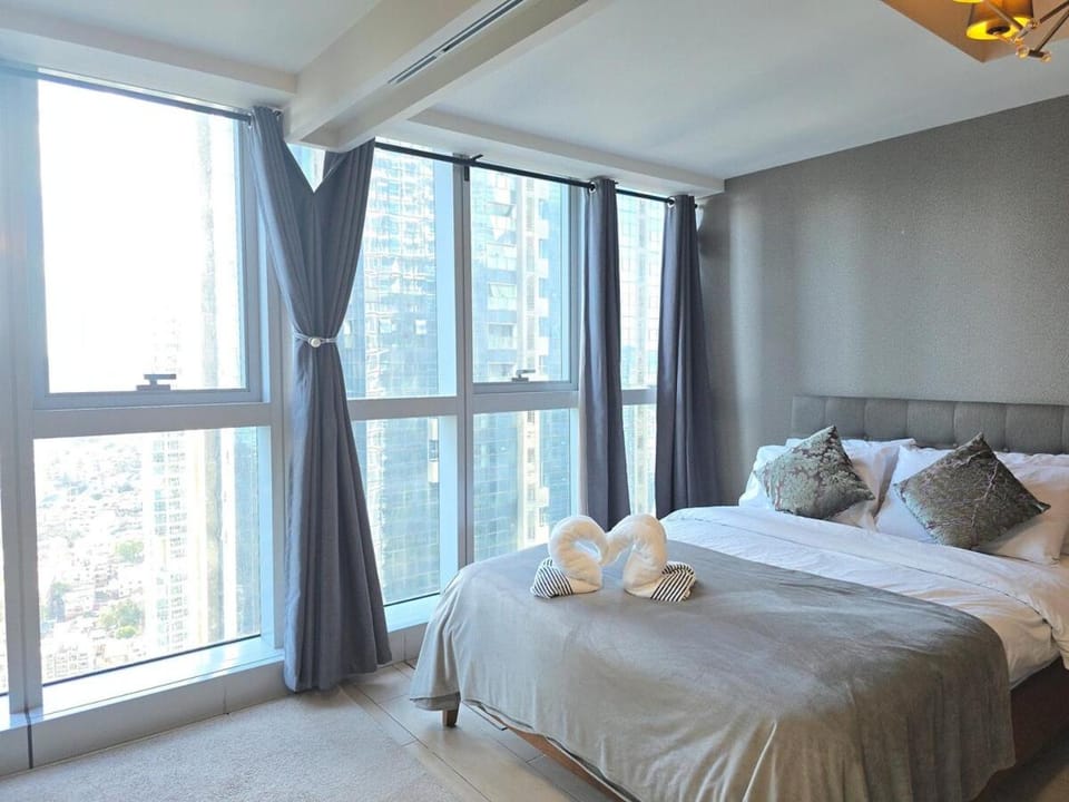 Uptown Parksuites BGC Cosy Hotel Vibe Flat near St Lukes, Uptown Mall, Mitsukoshi and Grand Hyatt Apartment in Makati