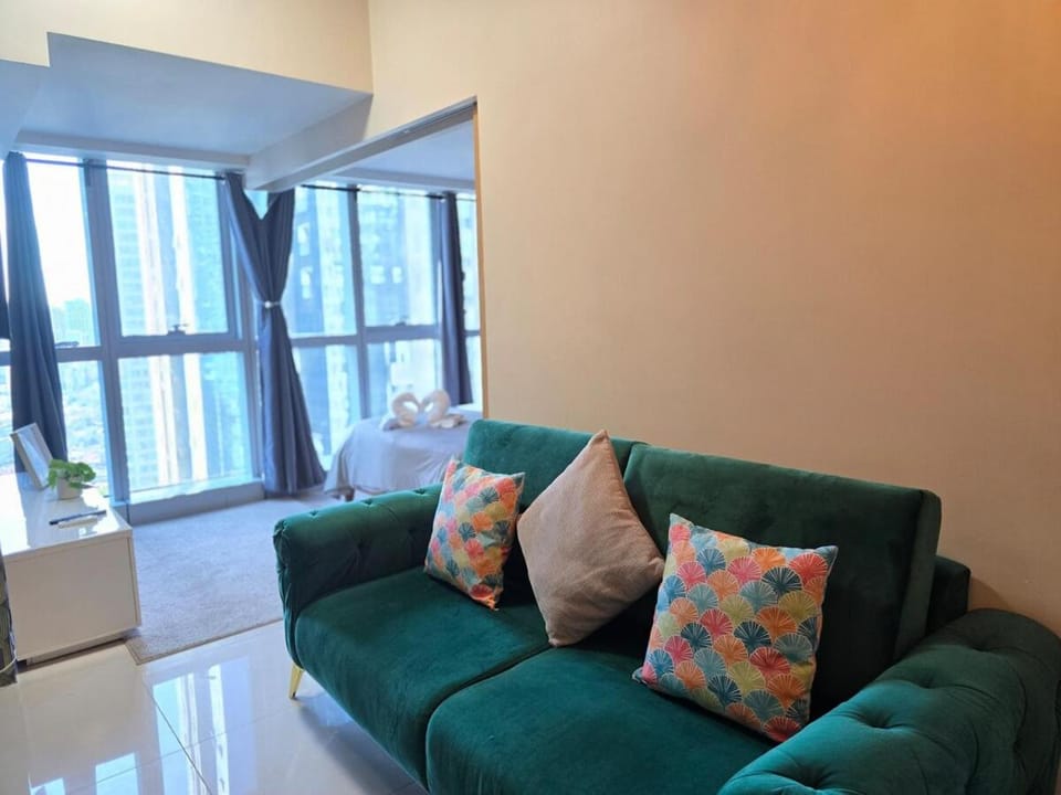 Uptown Parksuites BGC Cosy Hotel Vibe Flat near St Lukes, Uptown Mall, Mitsukoshi and Grand Hyatt Apartment in Makati