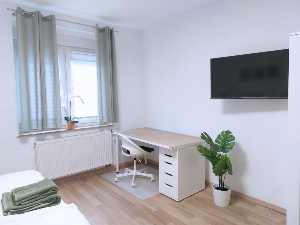 Bed, TV and multimedia, Photo of the whole room, Seating area, Bedroom, towels