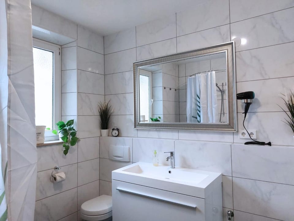 Shower, Toilet, Bathroom, Bath, towels