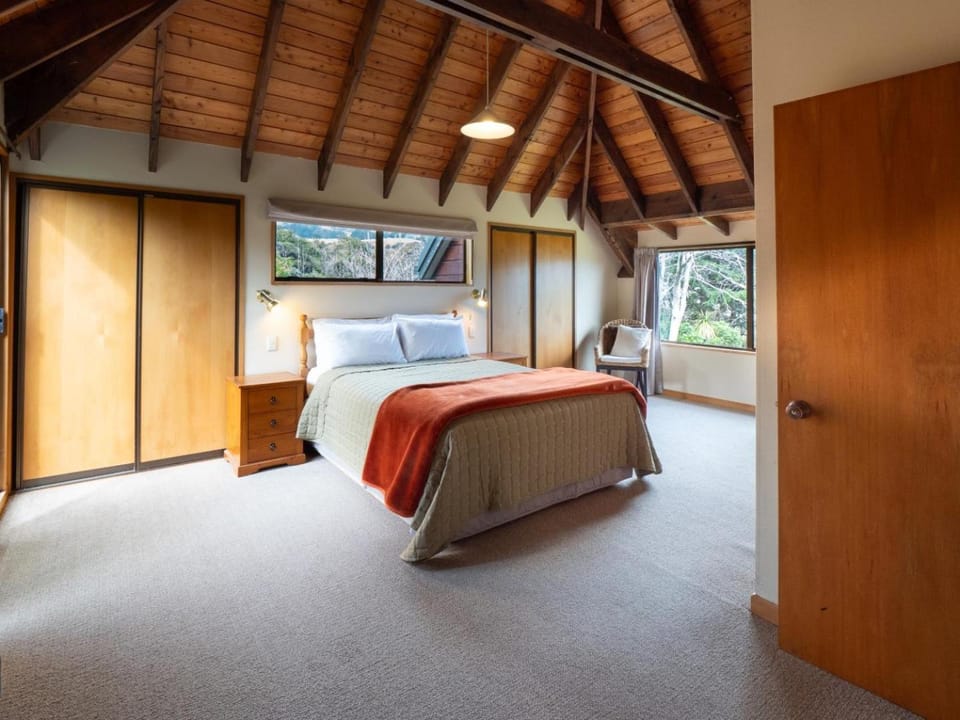 Bed, Seating area, Bedroom