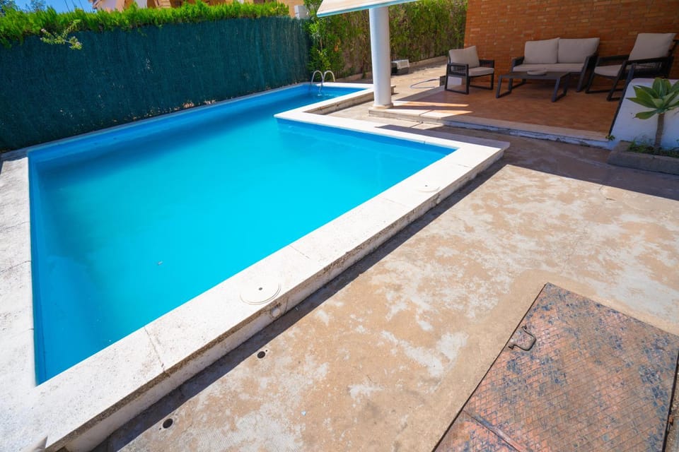 Property building, Off site, Garden, Balcony/Terrace, Swimming pool