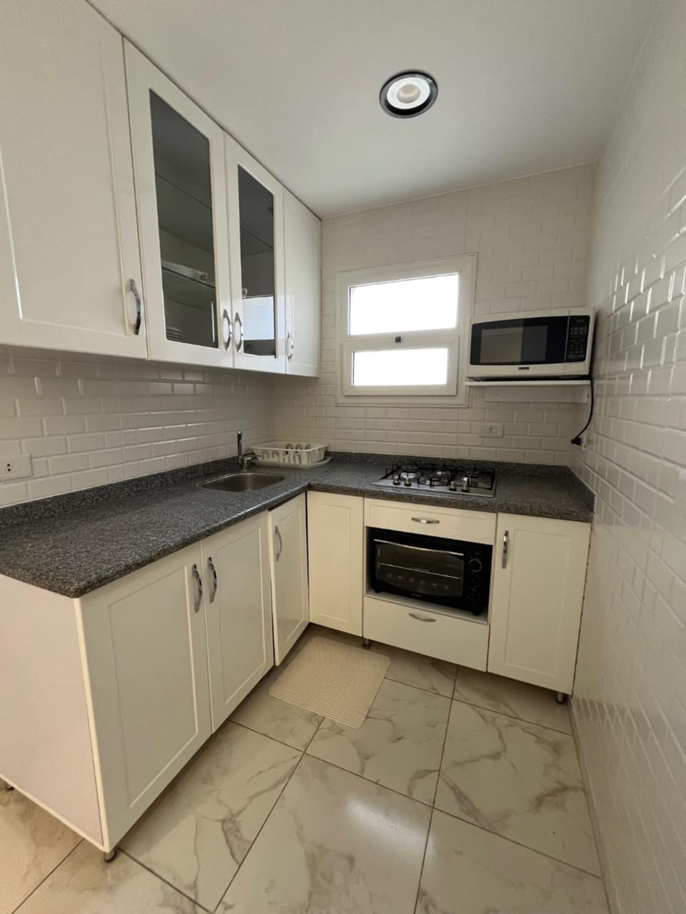 Kitchen or kitchenette, minibar, stove