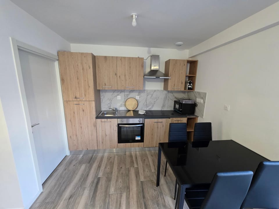 Kitchen or kitchenette, Dining area, dishwasher, oven, stove