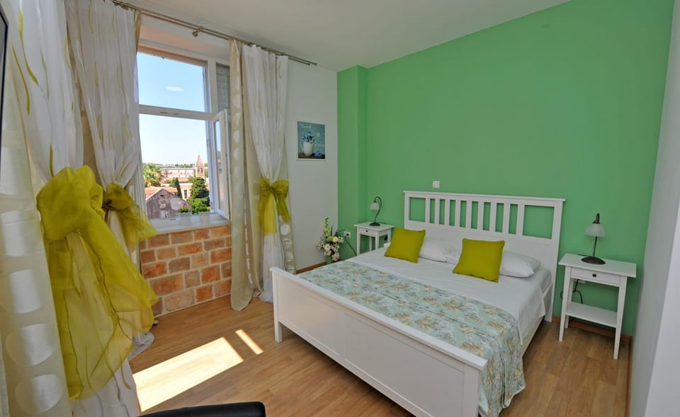 Bed, Day, Summer, Bedroom, On site, City view, Landmark view