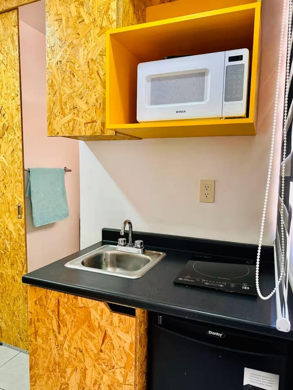 Kitchen or kitchenette, minibar, stove