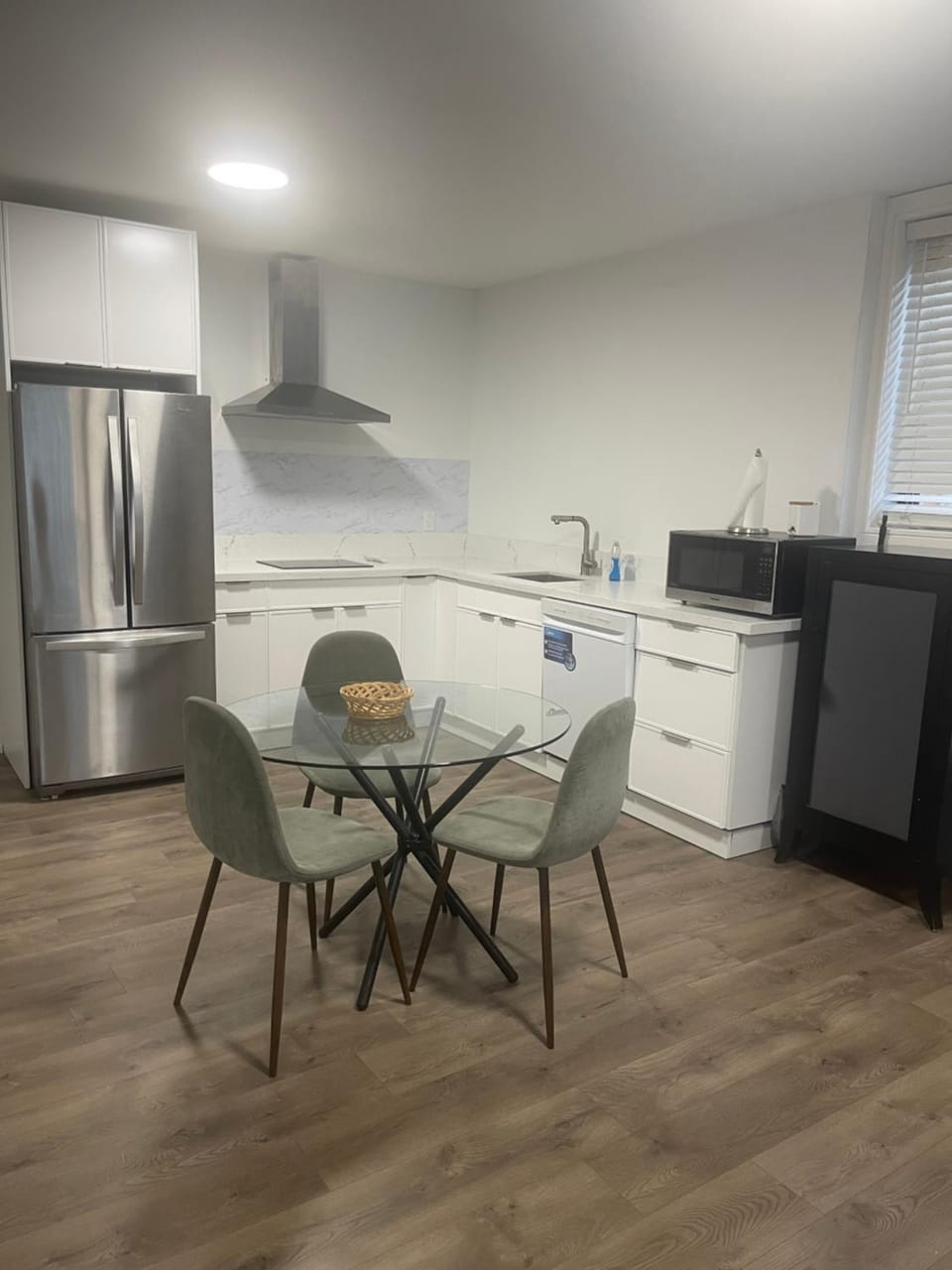 Kitchen or kitchenette, Dining area, dishwasher, stove