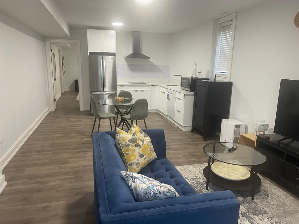 TV and multimedia, Kitchen or kitchenette, Living room, Seating area, Dining area