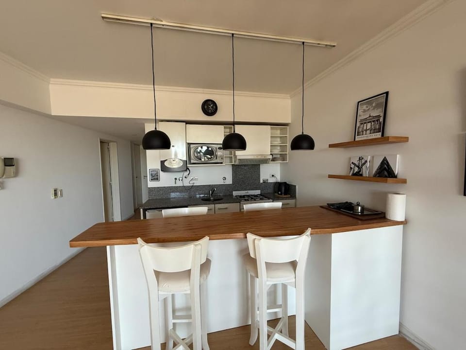 Kitchen or kitchenette, Dining area, minibar, stove