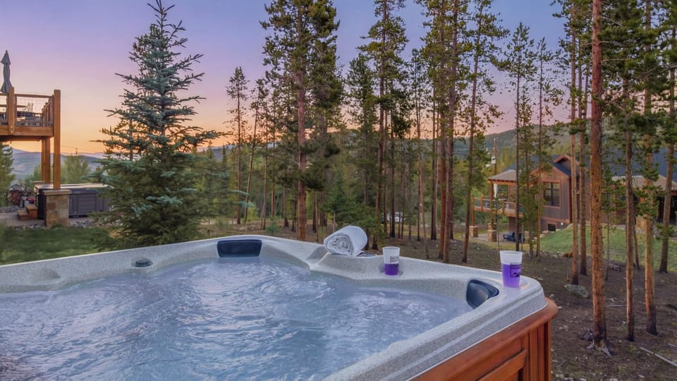 Neighbourhood, Hot Tub, View (from property/room), Mountain view