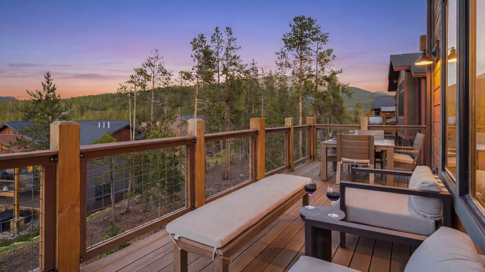 View (from property/room), Balcony/Terrace, Seating area, Mountain view, furniture