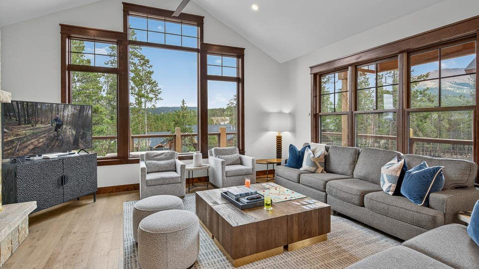 View (from property/room), Living room, Seating area, Mountain view