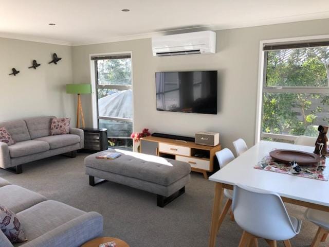 Hosts on the Coast Given Getaway House in Whangamatā