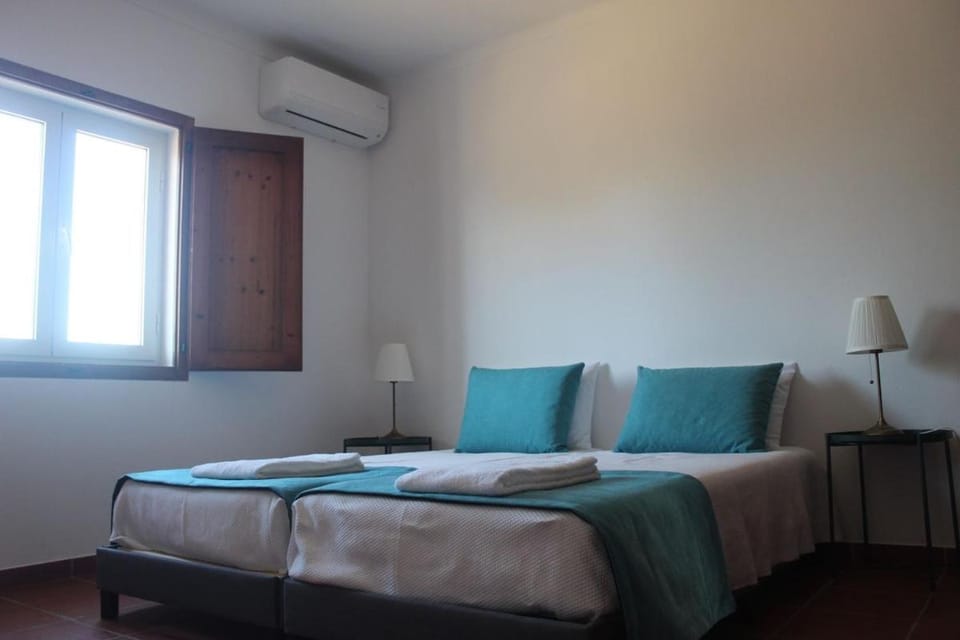 Bed, Bedroom, towels, air conditioner
