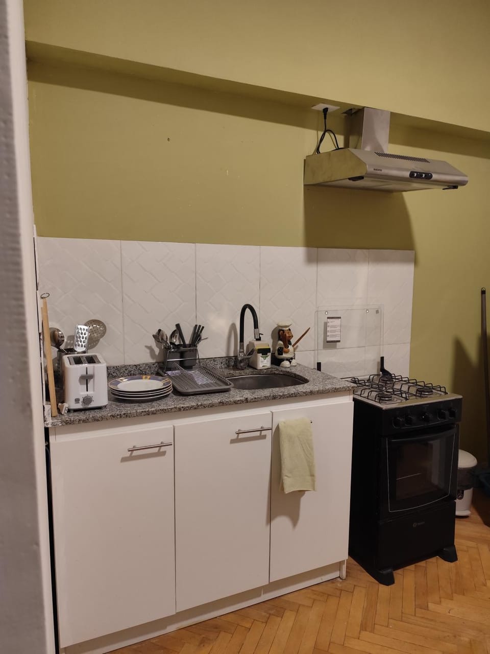 Coffee/tea facilities, Kitchen or kitchenette, minibar, stove